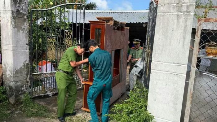 Lực lượng công an, quân sự địa phương hỗ trợ người dân di dời tài sản tại điểm sạt lở.
