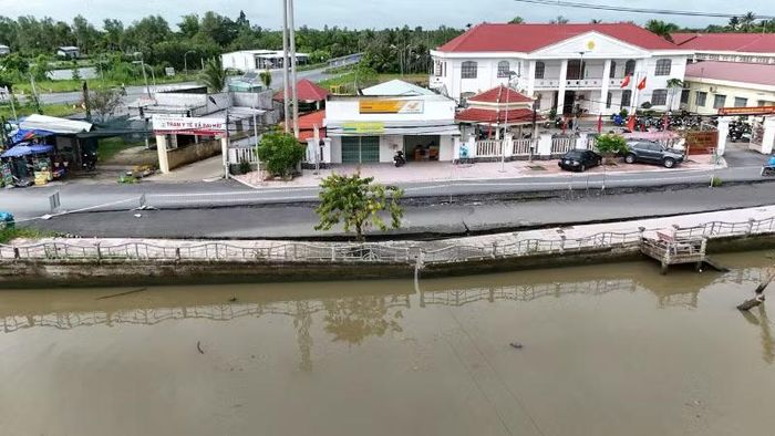 Đoạn sạt lở bờ kênh trước Ủy ban nhân dân xã Đại Hải gây thiệt hại lớn.