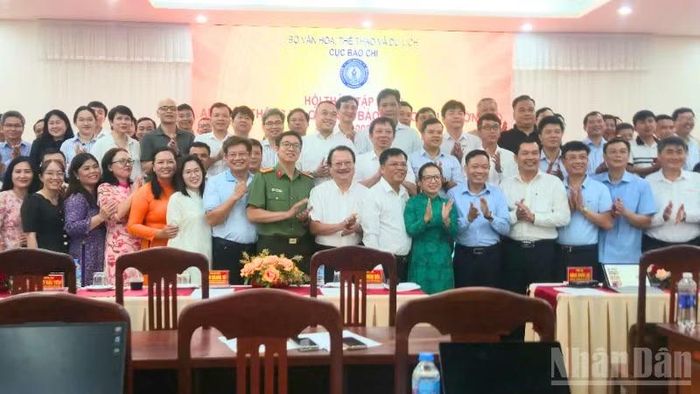 Ban tổ chức chụp hình lưu niệm cùng học viên.