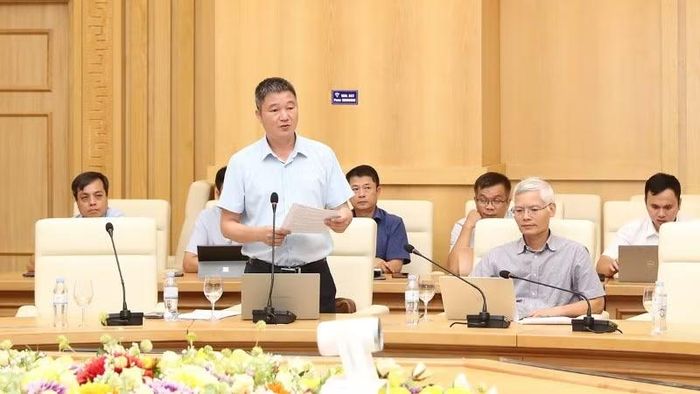 Quyền Tổng giám đốc EVNNPT Hoàng Xuân Khôi báo cáo tại cuộc họp.