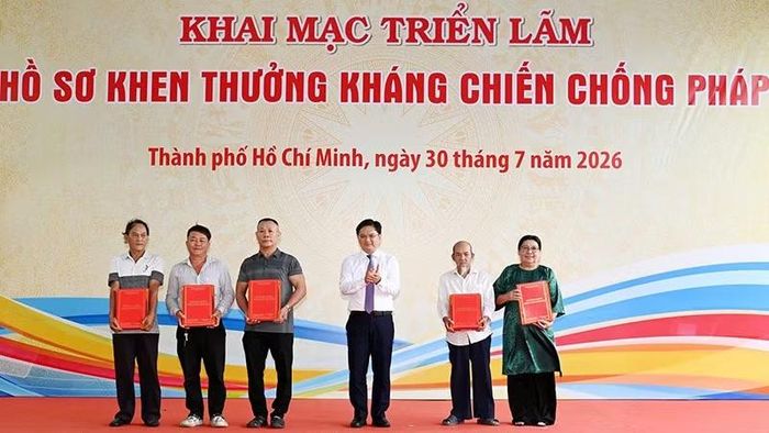 Trao tặng Biểu trưng tri ân và bản chứng thực Hồ sơ khen thưởng kháng chiến chống Pháp cho cá nhân và thân nhân người có công. (Ảnh: Quốc Thanh)