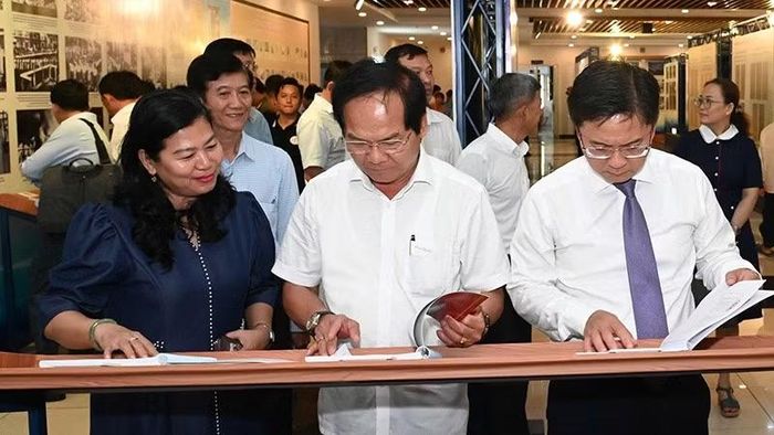 Đại biểu tham quan triển lãm. (Ảnh: Quốc Thanh)