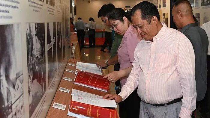 Triển lãm trưng bày nhiều tư liệu quý giá. (Ảnh: Quốc Thanh)