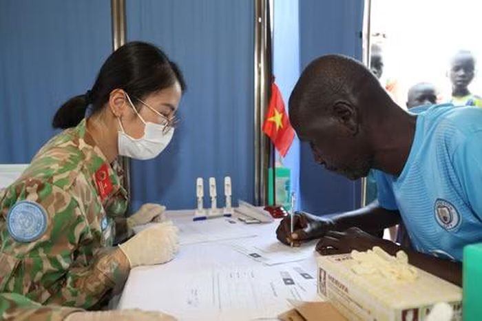 Bệnh viện dã chiến Việt Nam tổ chức thăm khám, chữa bệnh cho người dân địa phương. (Ảnh: TIẾN PHÚC)