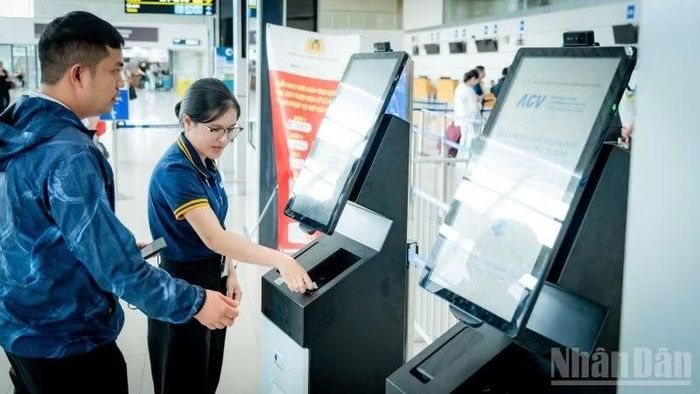 Lực lượng nhân viên hỗ trợ hành khách tại Nội Bài tiếp tục ứng trực hỗ trợ hành khách đến hết tháng 8/2026.