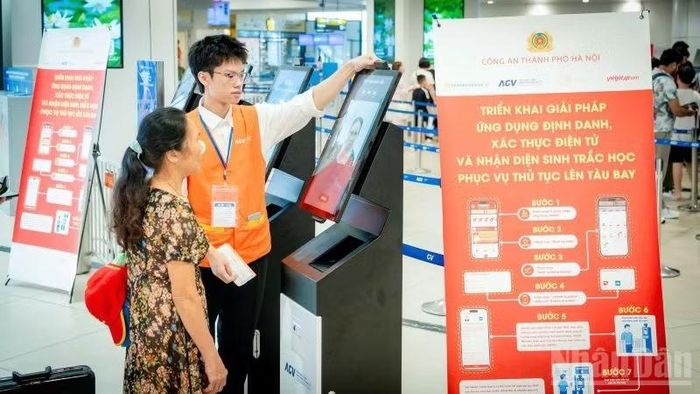 Theo số liệu thống kê, mỗi ngày, hệ thống phục vụ thành công từ 3.000 đến 4.000 lượt khách làm thủ tục tại kiosk.