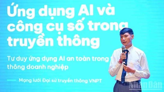 Các diễn giả trình bày chuyên đề về ứng dụng công cụ số tại chương trình tập huấn.