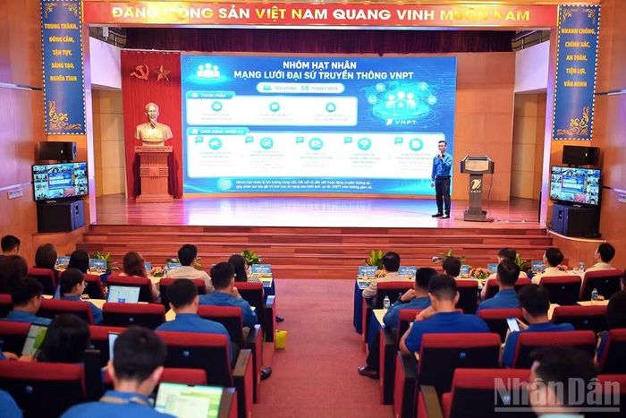 Toàn cảnh buổi tập huấn từ đầu cầu Hà Nội.