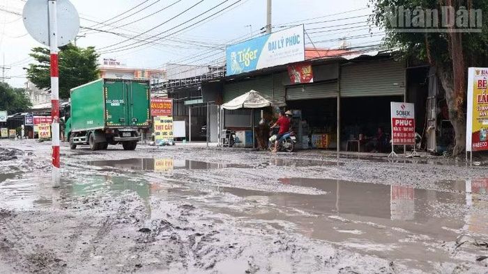 Đường hư hỏng, bùn lầy lội vào những ngày mưa.