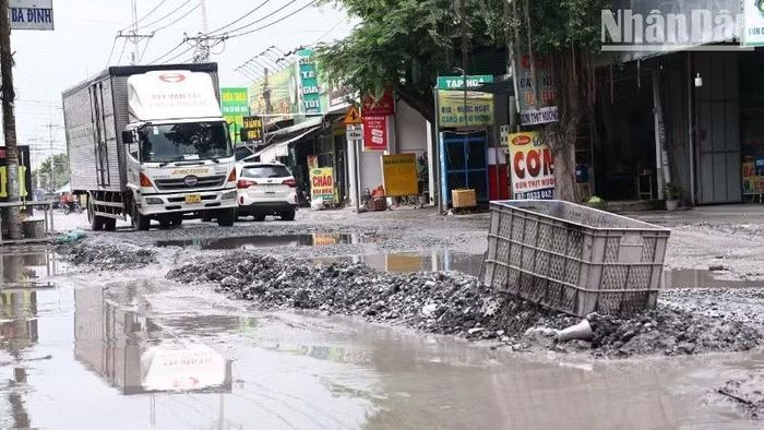 Đường Bưng Môn đang biến thành ao bùn, khiến cuộc sống người dân bị đảo lộn.