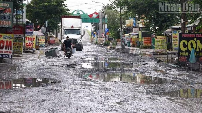 Những ngày mưa này, giữa đường tạo thành hố bùn lầy lội, ảnh hưởng nghiêm trọng đến người dân, phương tiện khi lưu thông qua đường Bưng Môn.