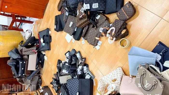 Các đối tượng đã tổ chức kinh doanh hàng hóa giả mạo nhiều nhãn hiệu nổi tiếng như Chanel, Dior, Louis Vuitton và Gucci.