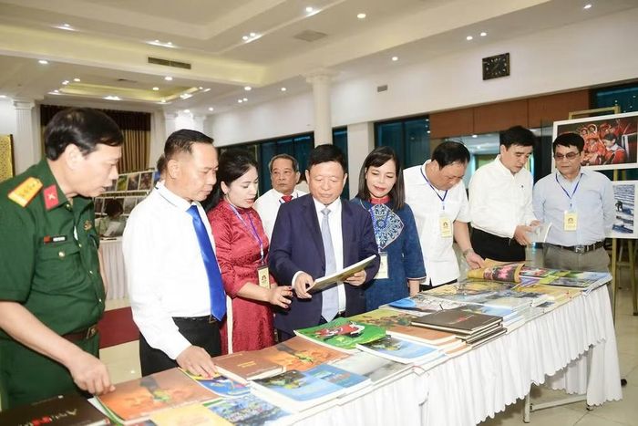 Các đại biểu tham quan gian trưng bày tại đại hội.