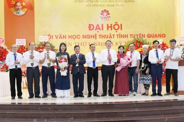 Ban Chấp hành khóa I, Hội Văn học Nghệ thuật tỉnh Tuyên Quang ra mắt đại hội.