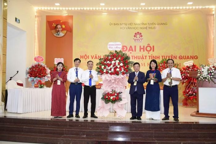 Đồng chí Đỗ Hồng Quân, Chủ tịch Liên hiệp các Hội Văn học Nghệ thuật Việt Nam tặng hoa chúc mừng đại hội.
