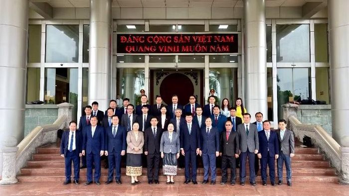 Các đại biểu chụp ảnh lưu niệm.