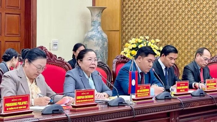 Đồng chí Sisay Luedethmounsone, Ủy viên Bộ Chính trị, Bí thư Trung ương Đảng, Trưởng Ban Tổ chức Trung ương Đảng Nhân dân Cách mạng Lào phát biểu tại buổi làm việc.