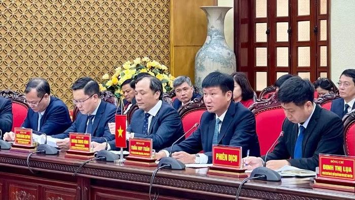 Đồng chí Trần Huy Tuấn, Ủy viên Trung ương Đảng, Bí thư Tỉnh ủy Ninh Bình phát biểu tại buổi làm việc.