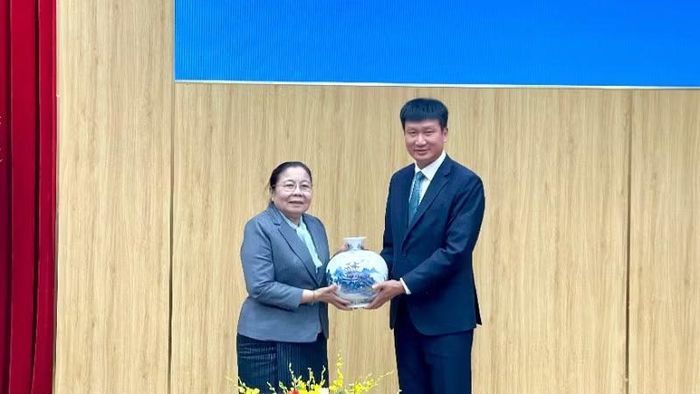 Đồng chí Bí thư Tỉnh ủy Ninh Bình tặng quà cho đồng chí Trưởng Ban Tổ chức Trung ương Đảng Nhân dân Cách mạng Lào.