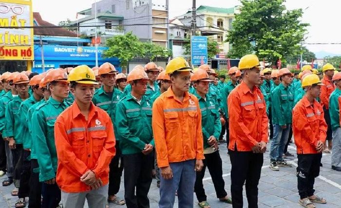 Sáng 30/7, 150 công nhân, kỹ sư thuộc Tổng Công ty Thương mại và Xây dựng số 6 Điện Biên đã lên đường vào hỗ trợ xây dựng, hoàn thiện công trình Trường nội trú liên cấp Nà Bủng.