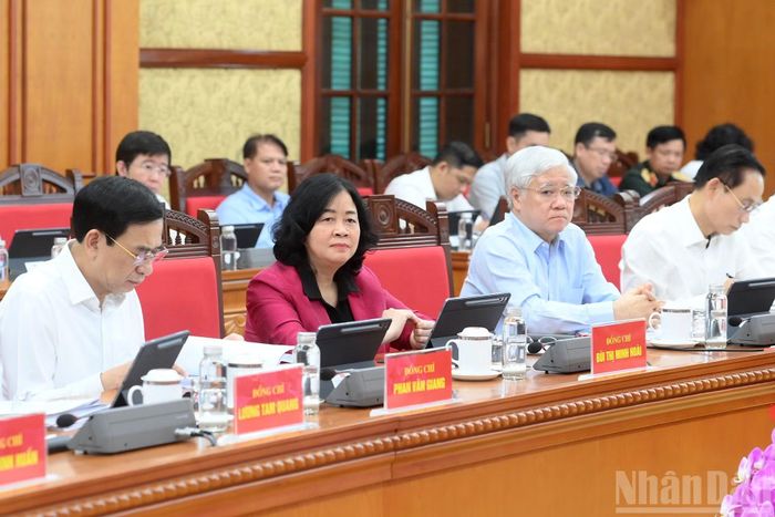 Các đồng chí lãnh đạo và các đại biểu tham dự phiên họp.