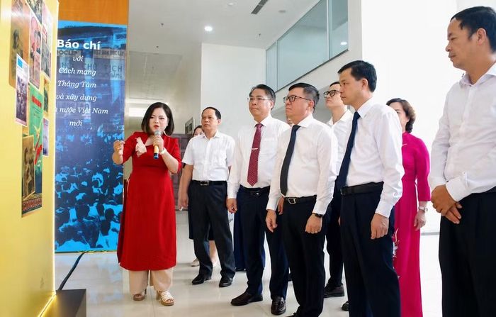 Các đại biểu tham quan gian trưng bày Báo Việt Nam Độc lập.