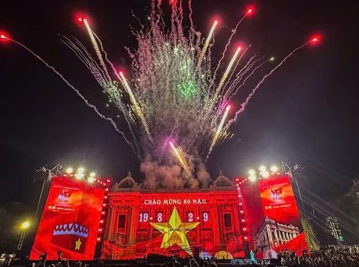 Pháo hoa rực rỡ tại Quảng trường Cách mạng Tháng Tám, trong chương trình nghệ thuật "Hà Nội - Từ mùa thu lịch sử năm 1945" do thành phố Hà Nội tổ chức tối 15/8/2025. (Ảnh: Viết Thành)