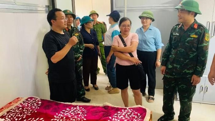 Những hộ dân đầu tiên nhận nhà mới tại khu tái định cư.
