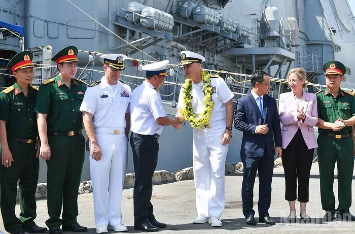  Đại diện Bộ Tư lệnh Vùng 3 Hải quân và Chuẩn Đô đốc Eric J. Anduze, Chỉ huy Nhóm tác chiến tàu sân bay số 5 (CSG-5), Hải quân Mỹ cùng các đại biểu tại lễ đón. 