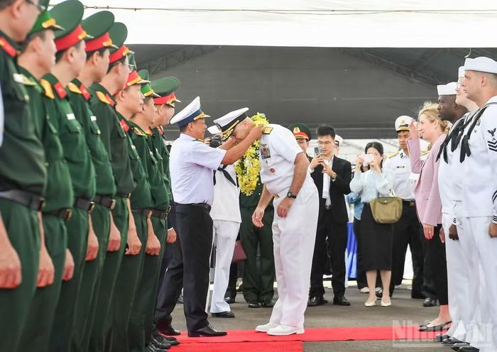  Đại diện Bộ Tư lệnh Vùng 3 Hải quân chào đón Chuẩn Đô đốc Eric J. Anduze, Chỉ huy Nhóm tác chiến tàu sân bay số 5 (CSG-5), Hải quân Mỹ. 