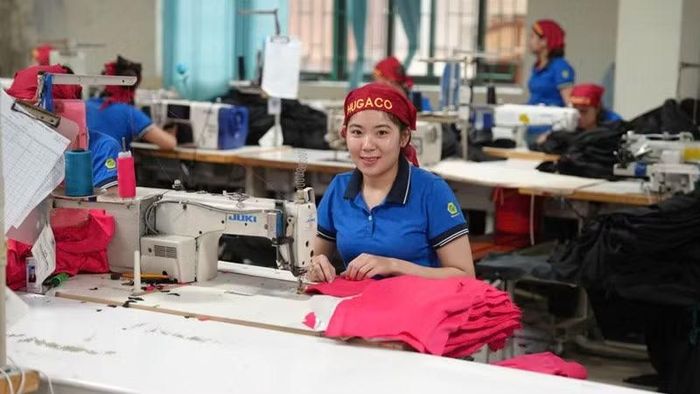 Sản xuất hàng may mặc tại Tổng công ty May Hưng Yên.