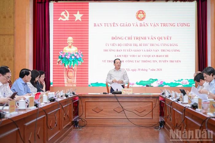Đồng chí Trịnh Văn Quyết kết luận buổi làm việc. (Ảnh: BẢO LONG)