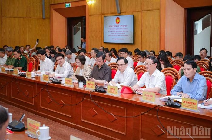 Các đại biểu dự buổi làm việc. (Ảnh: BẢO LONG)