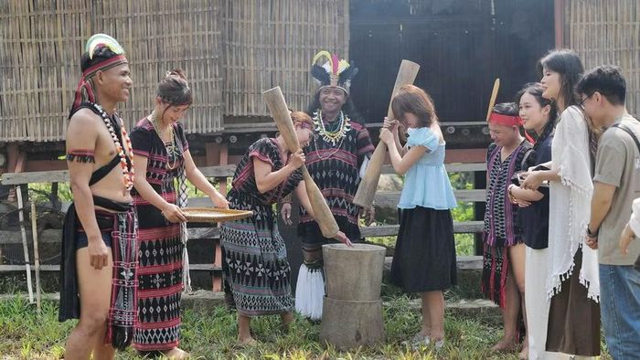 Du khách trải nghiệm các hoạt động, văn hóa của người Cơ-tu.