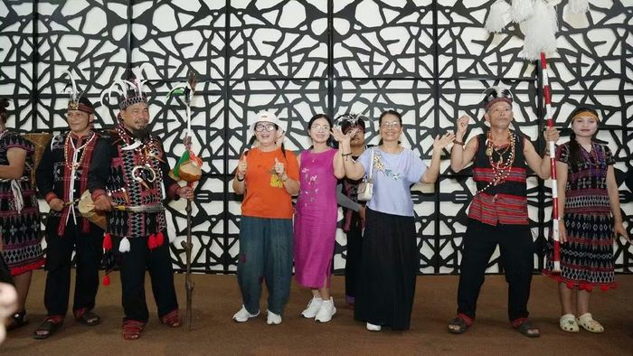 Cùng trải nghiệm các hoạt động giao lưu văn hóa bản địa và minishow.