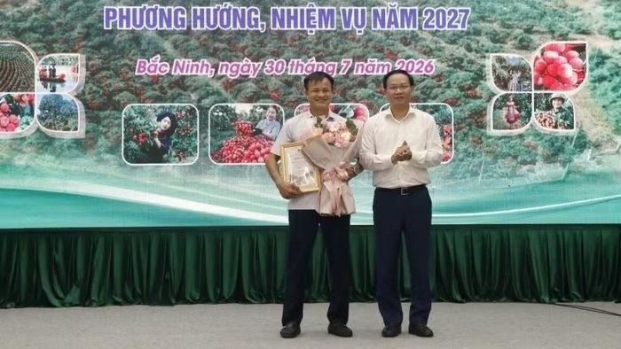 Anh Ngô Văn Cường, thôn Quất Du 2, xã Phúc Hòa (bên trái) đoạt Giải Nhất cuộc thi “Vườn vải đẹp” trên địa bàn tỉnh Bắc Ninh năm 2026.