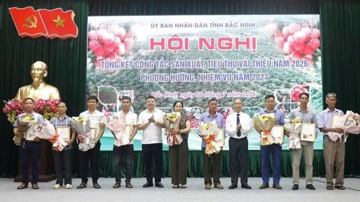 Lãnh đạo Ủy ban nhân dân tỉnh Bắc Ninh trao giấy chứng nhận vườn vải đẹp cho các chủ vườn tại Hội nghị tổng kết sản xuất, tiêu thụ vải thiều năm 2026.