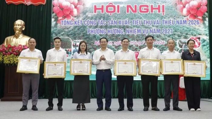 Lãnh đạo tỉnh Bắc Ninh khen thưởng các cá nhân có thành tích xuất sắc trong sản xuất, tiêu thụ vải thiều năm 2026.