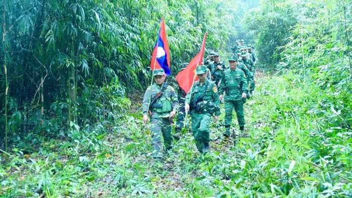 Đội hình tuần tra song phương của Ban Chỉ huy Bộ đội Biên phòng tỉnh Nghệ An và Bộ Chỉ huy Quân sự tỉnh Hủa Phăn (Lào) bắt đầu thực hiện nhiệm vụ tuần tra song phương trên tuyến biên giới Việt Nam-Lào.
