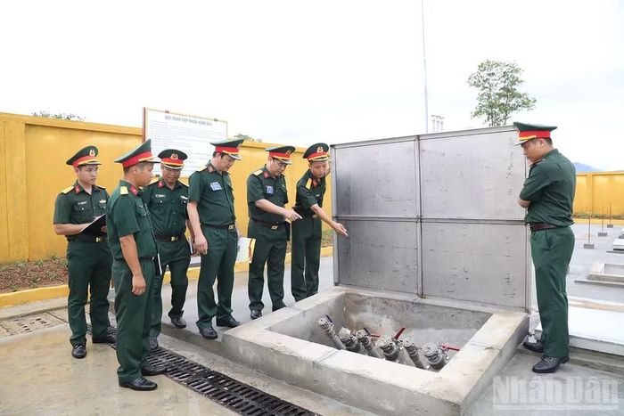 Ban giám khảo chấm thi nội dung an toàn phòng cháy, chữa cháy tại Kho xăng dầu của đơn vị.