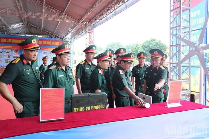 Các đại biểu tham quan sáng kiến ngành doanh trại của Trung đoàn.