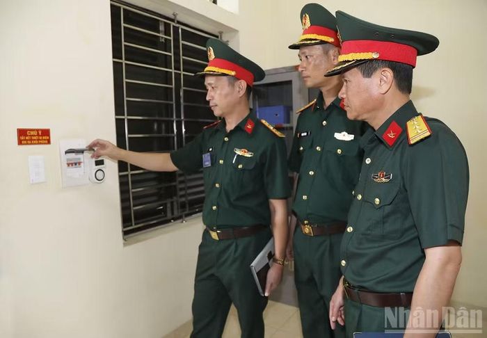 Ban giám khảo chấm thi nội dung quản lý sử dụng điện an toàn, tiết kiệm, hiệu quả.