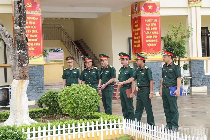 Ban giám khảo chấm thi cảnh quan môi trường của đơn vị.