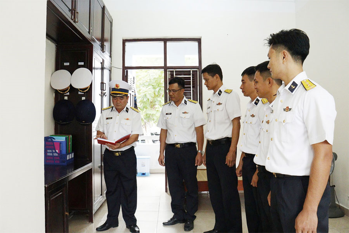 Chỉ huy Trung đoàn Tàu ngầm 196 Hải quân kiểm tra nơi ăn ở của bộ đội. Ảnh: VĂN PHƯỚC 