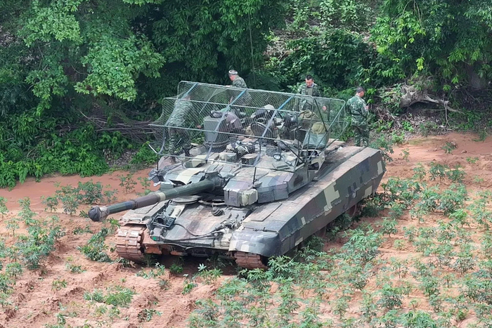 Hình ảnh một chiếc xe tăng chiến đấu chủ lực T-84 Oplot-T của Thái Lan được trang bị lưới bảo vệ chống UAV độc đáo. Ảnh: @wuthi11_ 