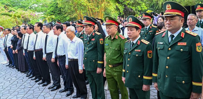 Thủ tướng Lê Minh Hưng cùng các đại biểu tại Lễ triển khai tìm kiếm, quy tập hài cốt liệt sĩ tại Công viên Lê Thị Riêng, phường Hòa Hưng, TP Hồ Chí Minh.