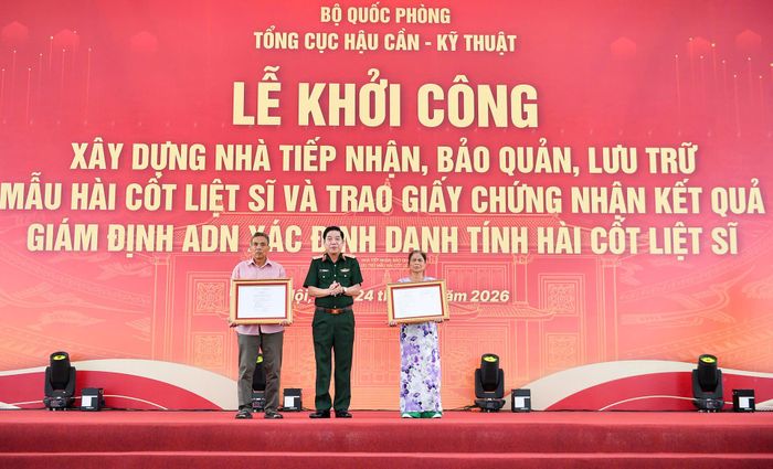 Thượng tướng Nguyễn Văn Gấu, Ủy viên Trung ương Đảng, Thứ trưởng Bộ Quốc phòng, Phó trưởng ban Thường trực Ban Chỉ đạo Quốc gia 515 (Ban Chỉ đạo quốc gia về tìm kiếm, quy tập và xác định danh tính HCLS) trao quyết định về việc đính chính thông tin trên bia mộ liệt sĩ cho thân nhân 2 liệt sĩ: Liệt sĩ Nguyễn Văn Kết (thôn Đức Thắng, xã Hiệp Hòa, tỉnh Bắc Ninh; hy sinh ngày 20-11-1973) và liệt sĩ Ngô Đình Hào (thôn Chi Long, xã Nguyễn Văn Linh, tỉnh Hưng Yên; hy sinh ngày 2-5-1971).