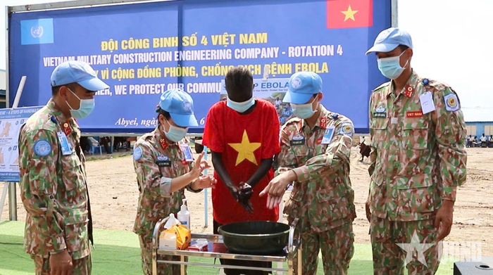 Các y, bác sĩ mũ nồi xanh Việt Nam hướng dẫn phương pháp rửa tay đúng cách cho các em học sinh. 