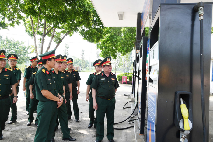 Lãnh đạo Quân khu 2 kiểm tra kho xăng dầu, chuẩn bị phúc tra đơn vị vận tải chính quy, an toàn, hiệu quả tại Trung đoàn 652. Ảnh: TRƯỜNG DŨNG