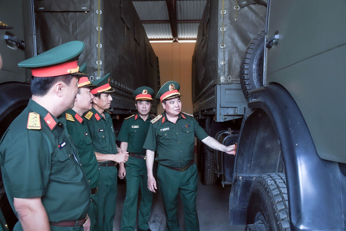 Trung tướng Phạm Đức Duyên, Bí thư Đảng ủy, Chính ủy Quân khu 2 kiểm tra tình trạng kỹ thuật xe sẵn sàng chiến đấu tại Trung đoàn 652, chuẩn bị phúc tra đơn vị vận tải chính quy, an toàn, hiệu quả. Ảnh: TRƯỜNG DŨNG